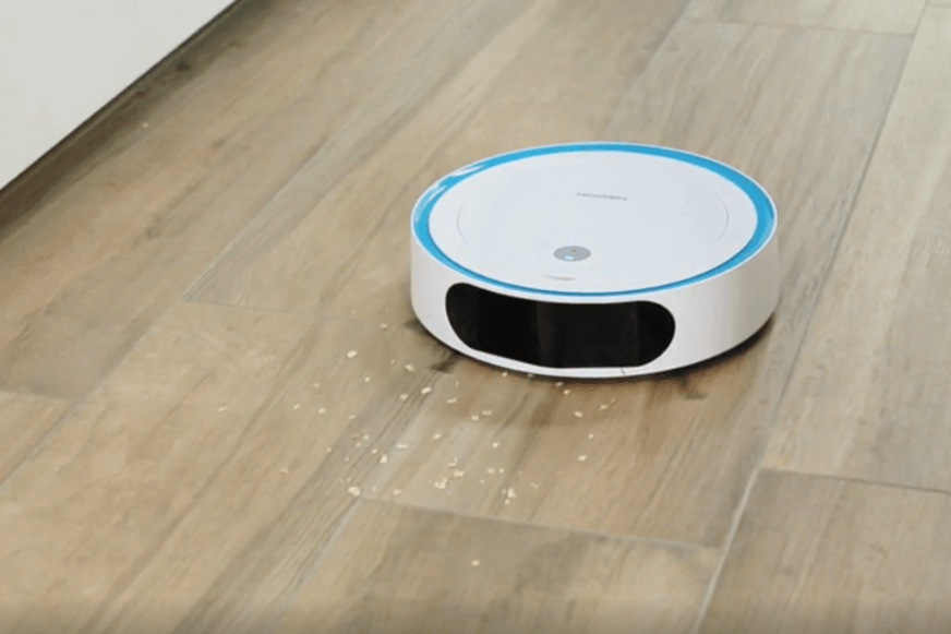 Medion md 18861 beim Saugtest auf dem Laminat